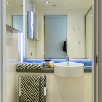 Gold En Suite - Image 7